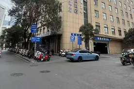 南京鼓楼城管开展楼宇外立面清洗指导图片