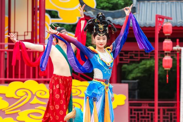 上海欢乐谷“街头红人节”燃动黄金周，湖南浏阳同款顶流烟花演绎中式浪漫
