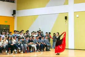 20分钟点亮校园生活，松江这所高中上演“欢乐星期四”图片