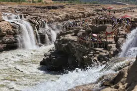 壶口飞瀑迎客来图片