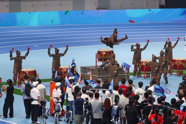 机器人运动会开幕式三大亮点：节俭、科技、精彩