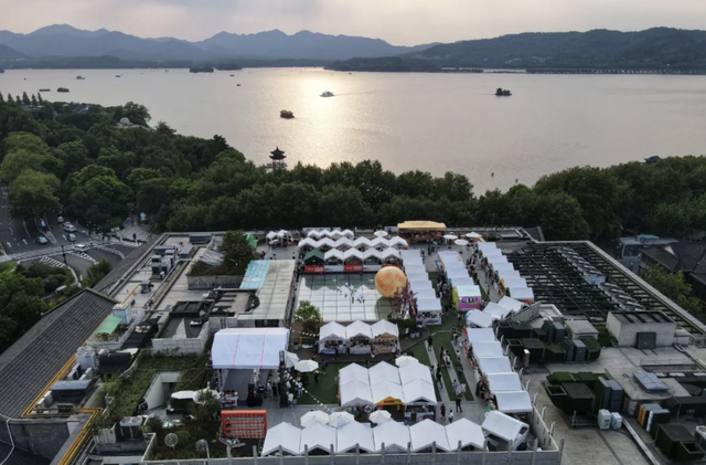 潮声丨“第五立面”，解码城市的“金边银角”