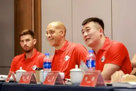 他与传奇教练菲尔·汉迪并肩作战  最年轻的国际篮协认证教练员树立新标杆图片