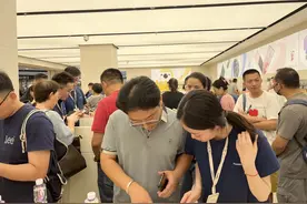 郑州华为门店再现排队盛况 新机发售引发抢购热潮图片