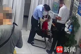 民警主动为办证儿童扎辫子 暖心举动受到市民好评图片