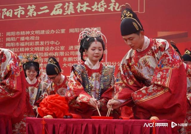 揭阳人的浪漫：15对新人集体婚礼揭阳古城上演