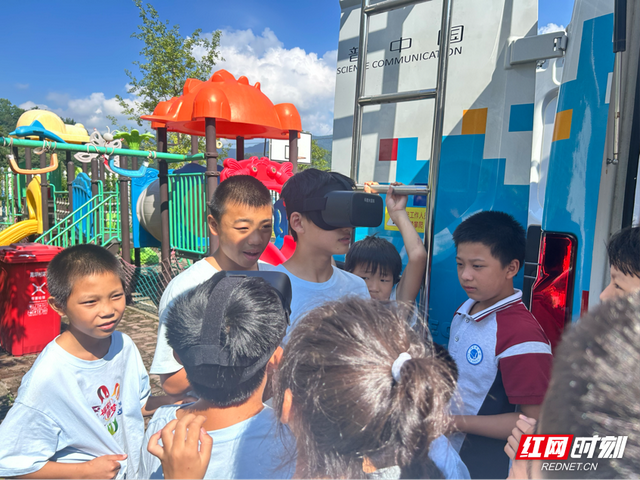 张家界：科普大篷车驶入儿童暑期成长营 开启乡村科普盛宴