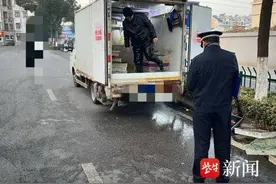 大货车当街倾倒污水，执法部门迅速处置图片