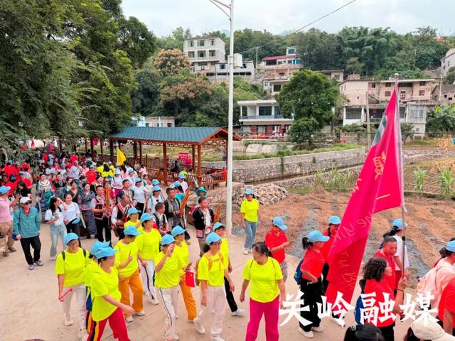 以脚步丈量美景 为大桥通车喝彩：关岭千人徒步活动圆满举行