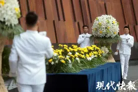 向英雄致敬，他们在胜利广场诵读革命烈士家书图片