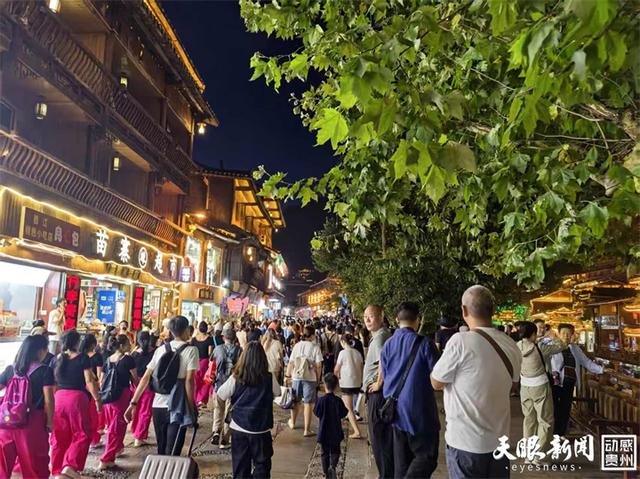万家灯火映团结 银发舞步醉苗寨|2025年全国老年人健身广场舞大联动主会场巡游活动举行