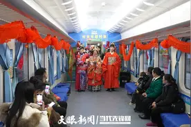 镇远“龙神嫁妹”登上“村火车” 民俗文化踏上新旅程图片