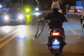 女服务员手抓大蛇骑车过市，网友：牛人！这是谁的部将？图片