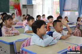 中新教育丨云南瑞丽：“国门小学”开学 新一批缅籍“小留学生”入学图片