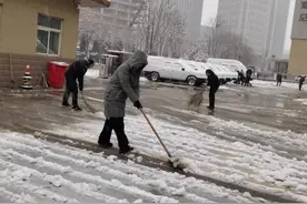 踏雪而行 满意而归——市城肥二处迎雪奋战强化清疏服务图片