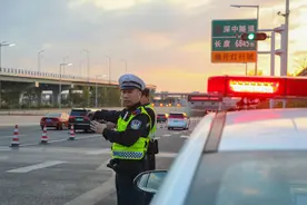 春节假期深圳交警紧盯交通热点，多措并举保障出行安全顺畅图片