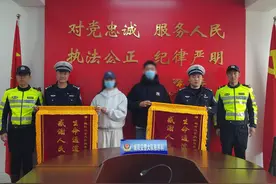 4岁双胞胎误服药物，城阳交警铁骑疾驰护航送医图片