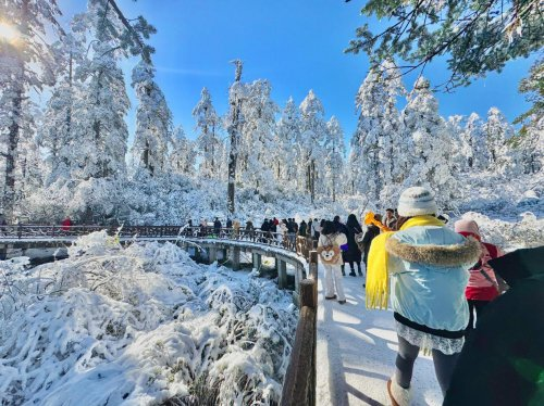 喜报！瓦屋山景区年游客量历史首次突破百万大关 2025第八届冰雪嘉年华同步启幕