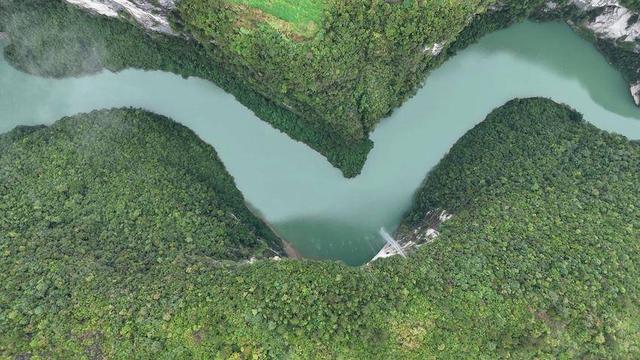 鹤峰：一帘秋瀑布润清秋