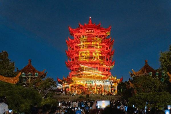 黄鹤楼公园“朝游+暮游”，双时段玩法引来如潮客流