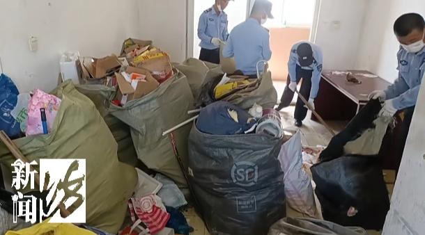 家里清出30吨！男子崩溃