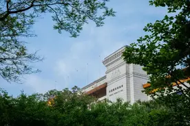 国家博物馆中秋国庆假期开放公告：9月29日，10月1日至6日正常开放，9月30日暂停对社会开放图片