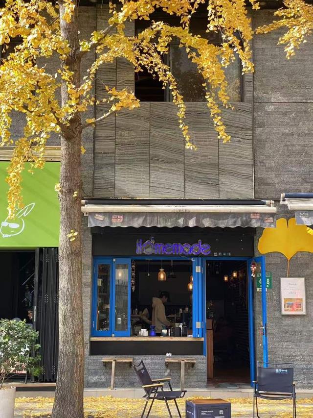 局门路落叶余额不足！市民寒风中打卡满地落叶美景，街头烟火美食也别错过