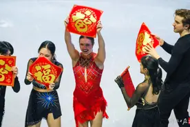 2024四大洲花样滑冰锦标赛落幕，选手赛后送福图片