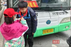 武汉公交车变身“小课堂”，小学生“沉浸式”学雷锋图片