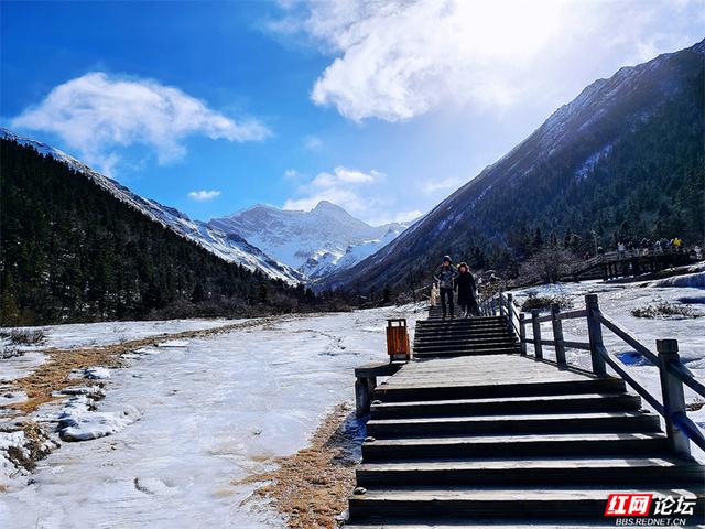 一半冰雪，一半碧波，冬日黄龙的色彩魔术