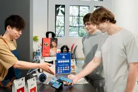 支付宝消费暴涨！美国游客做贡献，掀起“反向代购”图片