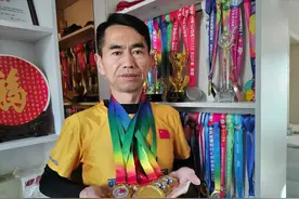 厉害了！57岁青岛大叔6年跑70多场马拉松，今年还获得5块田径金牌图片