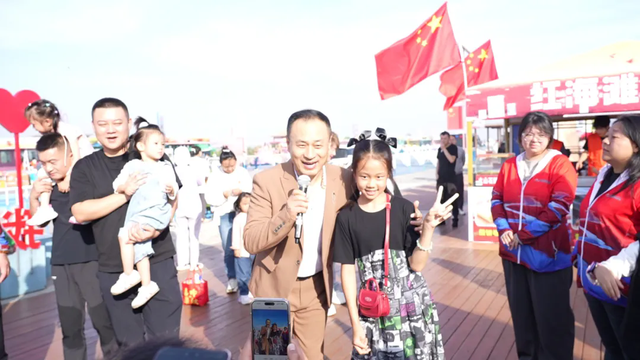 红滩踏歌庆华诞，万众同心颂祖国！