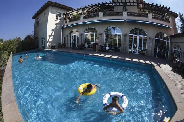 果然财经丨探秘93℃“海洋热泪”！世界级海水温泉的流量密码