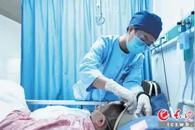 破解“一人住院全家忙”，免陪照护开出“良方”图片