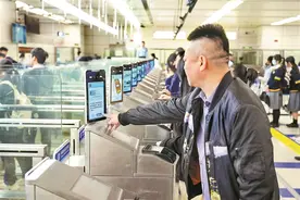 深圳湾口岸试点启用免出示证件通道 “刷脸”通关10秒搞掂图片
