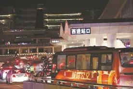 南铁加开夜间高铁助力旅客返程图片