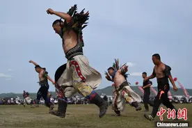 内蒙古旗县那达慕 搏克手激烈角逐图片