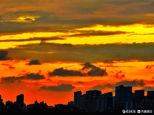暴雨过后，夕阳绘就绝美画卷