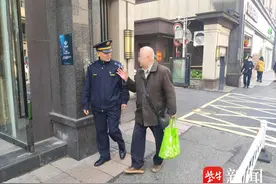 九旬老人街头迷路，南京鼓楼城管热心相助图片
