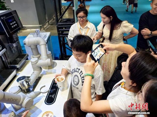探访中国一东盟博览会旅游展区：市民游客逛展忙