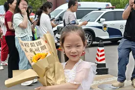 高考第一场考试即将结束，亲属举向日葵迎接图片