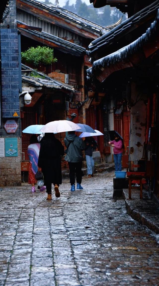 在雨中，读懂丽江的浪漫
