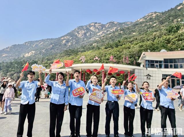 太清游览区举办“我和我的祖国”主题快闪 游客与工作人员共燃爱国情