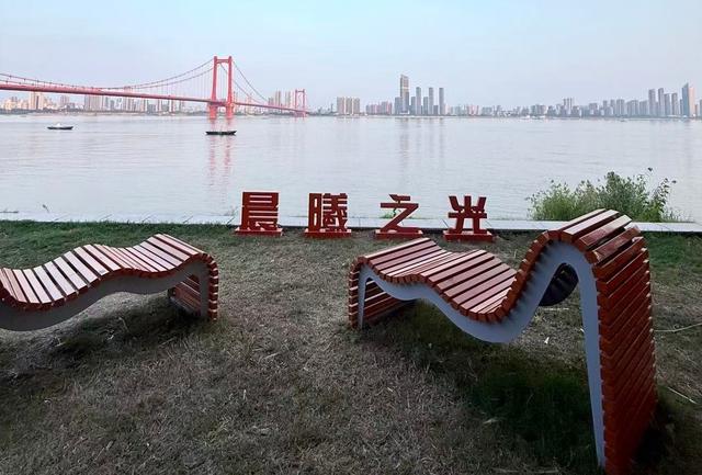 “可以躺着看江景”，武汉长江沿岸上新一系列观景座椅，有躺椅和吧台，能看日落、听浪声