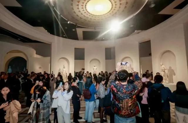 首日人人人！古罗马众神“空降”上海！不出沪看131件稀世珍品！打卡攻略→