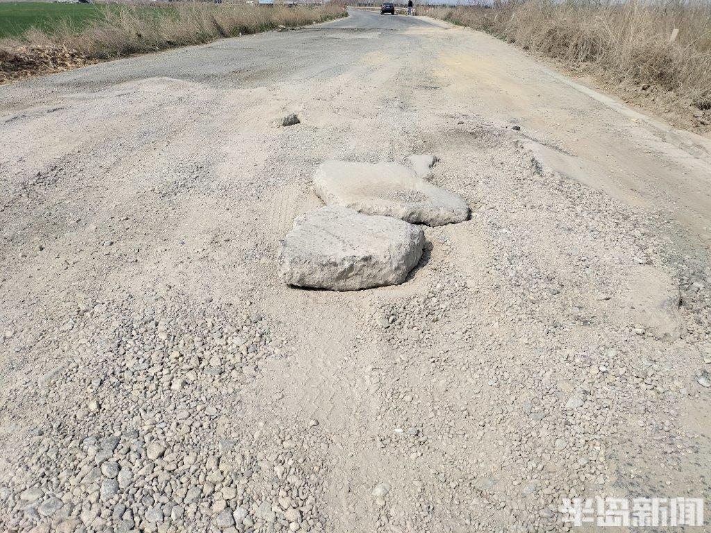 山东胶州平度交界处一段路面破损 行人车主盼早修复