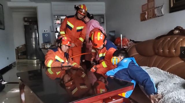 男孩腿被卡在取暖设备，妈妈对消防员说“切断算了”，儿子惊呼：“切断什么？！”
