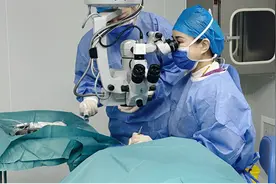 近视手术新选择，刘云川成功实施ICL-V5晶体植入手术图片
