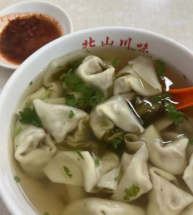 哈尔滨火车站，这么多人拎着“小红桶”！里面装着……